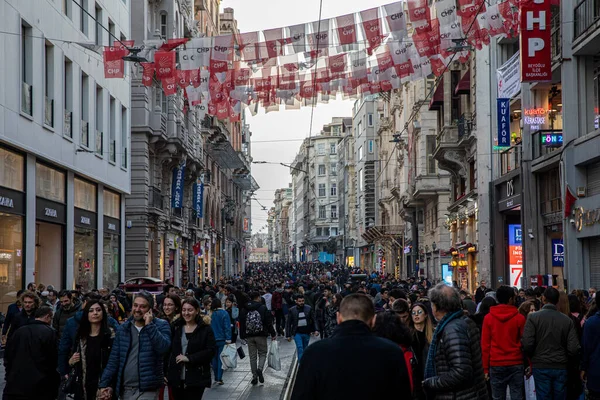 İstanbul, Türkiye - 29 Ocak 2019; İstanbul 'daki İstiklal Caddesi' nde yürüyen kalabalık. İstanbul 'un nostaljik tramvayı. İstanbul, Türkiye. 