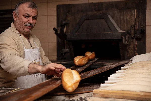 Bageri Brödtillverkning Baker Tar Nybakat Bröd Från Ugnen Tillverkning Turkiskt — Stockfoto
