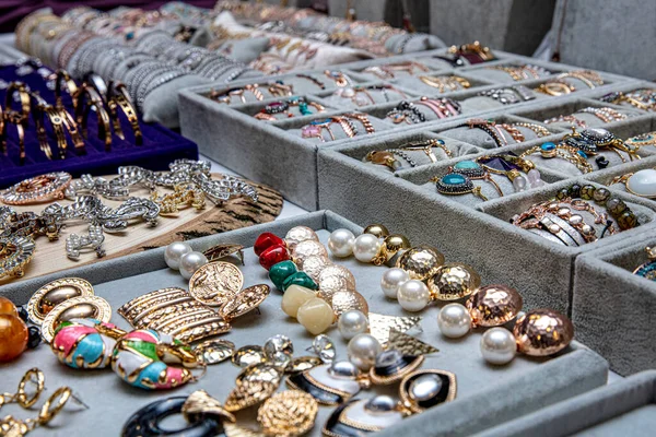 Bijoux Bagues Diamant Des Colliers Montrent Dans Vitrine Fenêtre Magasin — Photo