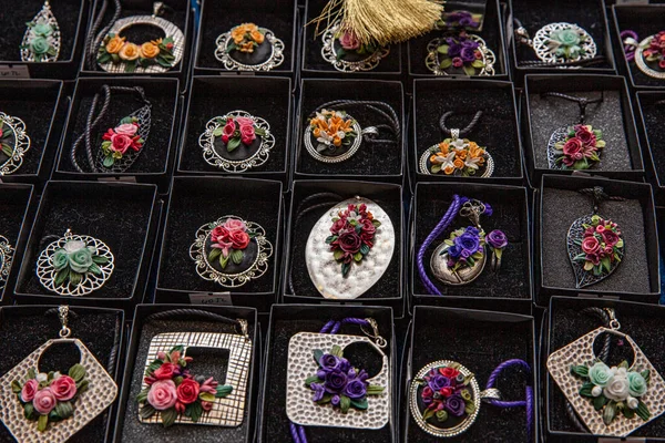 Schmuckdiamantringe Und Halsketten Schaufenster Von Luxusgeschäften — Stockfoto