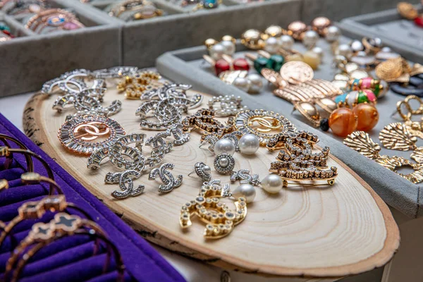 奢侈品零售店橱窗中陈列的珠宝钻石戒指和项链 — 图库照片