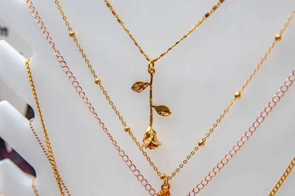 Lüks Perakende Mağazasında Mücevher Elmas Yüzükler Kolyeler Sergileniyor — Stok fotoğraf