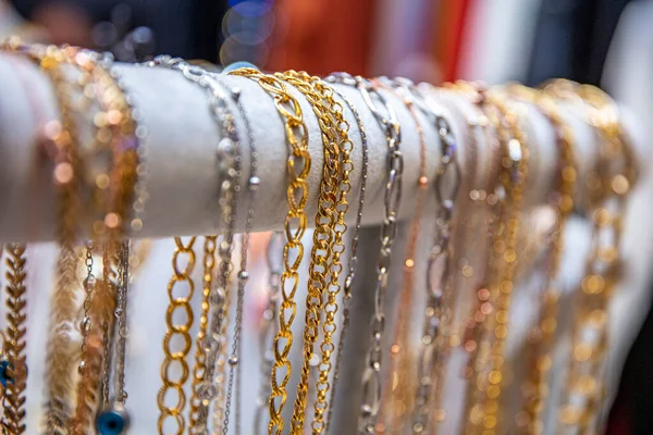 Κοσμήματα Διαμαντένια Δαχτυλίδια Και Κολιέ Δείχνουν Πολυτελή Βιτρίνα Κατάστημα Λιανικής — Φωτογραφία Αρχείου