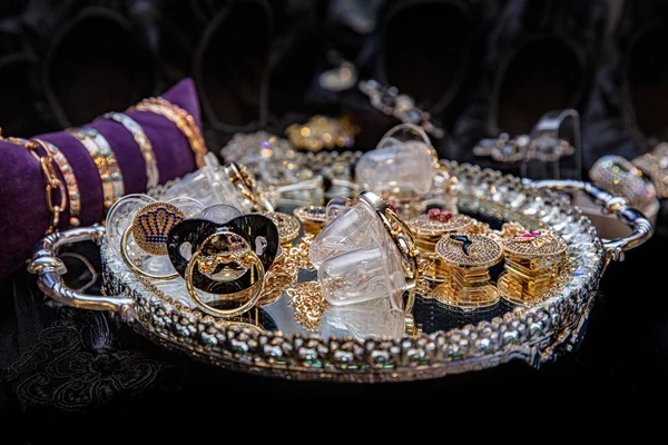 Κοσμήματα Διαμαντένια Δαχτυλίδια Και Κολιέ Δείχνουν Πολυτελή Βιτρίνα Κατάστημα Λιανικής — Φωτογραφία Αρχείου