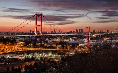 15 Temmuz Şehitler Köprüsü (15 Temmuz Sehitler Koprusu). İstanbul Boğazı Köprüsü, gece. İstanbul, Türkiye.