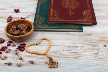 Premium tarihli Ramazan Kareem kavramı ve Kuran kitabı. 