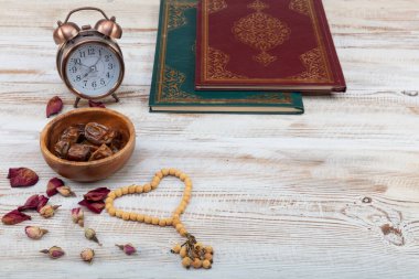 Premium tarihli Ramazan Kareem kavramı ve Kuran kitabı. 