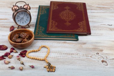Premium tarihli Ramazan Kareem kavramı ve Kuran kitabı. 