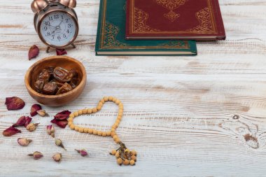 Premium tarihli Ramazan Kareem kavramı ve Kuran kitabı. 