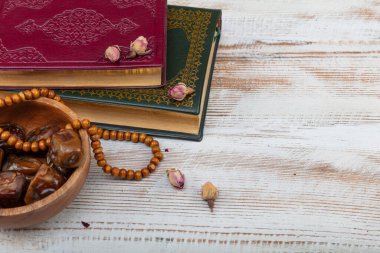 Premium tarihli Ramazan Kareem kavramı ve Kuran kitabı. 