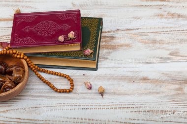 Premium tarihli Ramazan Kareem kavramı ve Kuran kitabı. 