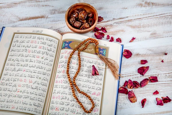 Istambul Turquia Março 2019 Alcorão Livro Sagrado Muçulmanos Com Rosário — Fotografia de Stock