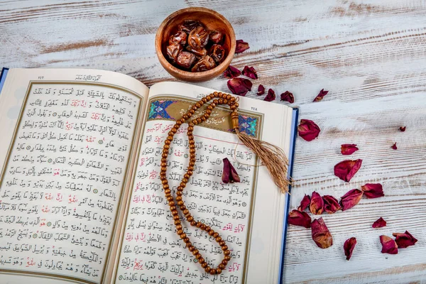 Istambul Turquia Março 2019 Alcorão Livro Sagrado Muçulmanos Com Rosário — Fotografia de Stock