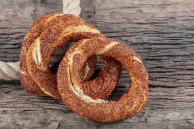 Kahvaltı için ahşap zemin üzerinde Türk Simit 'i. Türk simidi (simit, gevrek) ve çay. 