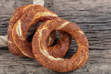 Kahvaltı için ahşap zemin üzerinde Türk Simit 'i. Türk simidi (simit, gevrek) ve çay. 