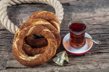 Kahvaltı için ahşap zemin üzerinde Türk Simit 'i. Türk simidi (simit, gevrek) ve çay. 