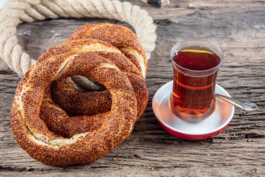Kahvaltı için ahşap zemin üzerinde Türk Simit 'i. Türk simidi (simit, gevrek) ve çay. 