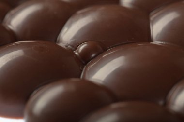 Sütlü çikolata, beyaz arka planda izole edilmiş çikolata popping (popcik). Üst görünüm, düz uzanma.