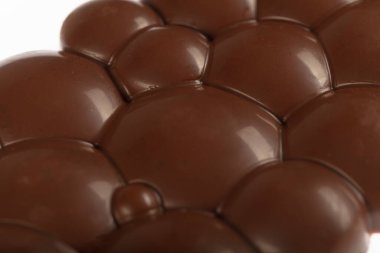 Sütlü çikolata, beyaz arka planda izole edilmiş çikolata popping (popcik). Üst görünüm, düz uzanma.