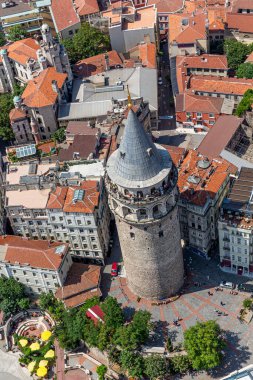 İstanbul, Türkiye - 9 Haziran 2013; İstanbul hava fotoğrafı, helikopterden 1500 feet uzakta. Helikopterden Tarihi Yarımada, Topkapı Sarayı, Gülhane Parkı, Ayasofya, Mavi Cami ve Marmara Denizi manzarası.