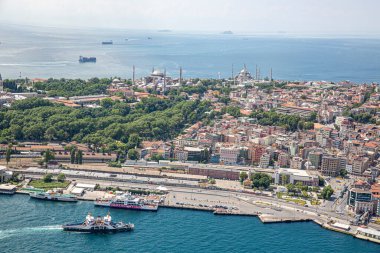 İstanbul, Türkiye - 9 Haziran 2013; İstanbul hava fotoğrafı, helikopterden 1500 feet uzakta. Helikopterden Tarihi Yarımada, Topkapı Sarayı, Gülhane Parkı, Ayasofya, Mavi Cami ve Marmara Denizi manzarası.