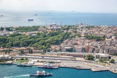 İstanbul, Türkiye - 9 Haziran 2013; İstanbul hava fotoğrafı, helikopterden 1500 feet uzakta. Helikopterden Tarihi Yarımada, Topkapı Sarayı, Gülhane Parkı, Ayasofya, Mavi Cami ve Marmara Denizi manzarası.