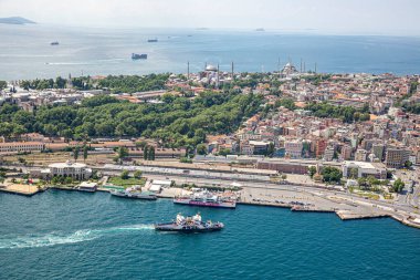 İstanbul, Türkiye - 9 Haziran 2013; İstanbul hava fotoğrafı, helikopterden 1500 feet uzakta. Helikopterden Tarihi Yarımada, Topkapı Sarayı, Gülhane Parkı, Ayasofya, Mavi Cami ve Marmara Denizi manzarası.