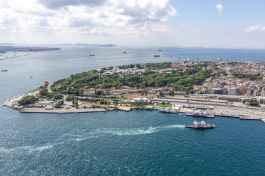 İstanbul, Türkiye - 9 Haziran 2013; İstanbul hava fotoğrafı, helikopterden 1500 feet uzakta. Helikopterden Tarihi Yarımada, Topkapı Sarayı, Gülhane Parkı, Ayasofya, Mavi Cami ve Marmara Denizi manzarası.