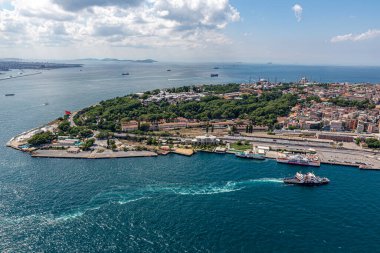 İstanbul, Türkiye - 9 Haziran 2013; İstanbul hava fotoğrafı, helikopterden 1500 feet uzakta. Helikopterden Tarihi Yarımada, Topkapı Sarayı, Gülhane Parkı, Ayasofya, Mavi Cami ve Marmara Denizi manzarası.