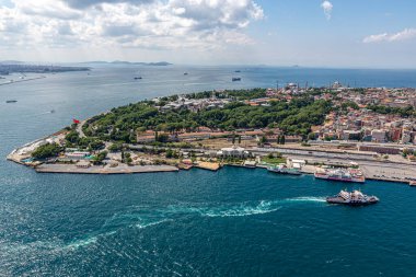 İstanbul, Türkiye - 9 Haziran 2013; İstanbul hava fotoğrafı, helikopterden 1500 feet uzakta. Helikopterden Tarihi Yarımada, Topkapı Sarayı, Gülhane Parkı, Ayasofya, Mavi Cami ve Marmara Denizi manzarası.
