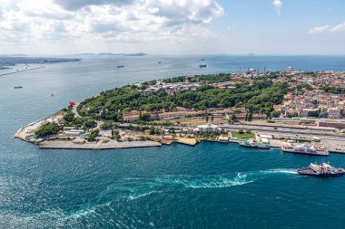 İstanbul, Türkiye - 9 Haziran 2013; İstanbul hava fotoğrafı, helikopterden 1500 feet uzakta. Helikopterden Tarihi Yarımada, Topkapı Sarayı, Gülhane Parkı, Ayasofya, Mavi Cami ve Marmara Denizi manzarası.