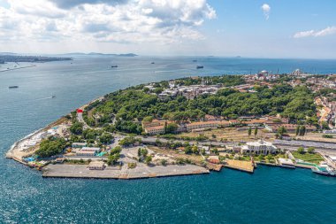 İstanbul, Türkiye - 9 Haziran 2013; İstanbul hava fotoğrafı, helikopterden 1500 feet uzakta. Helikopterden Tarihi Yarımada, Topkapı Sarayı, Gülhane Parkı, Ayasofya, Mavi Cami ve Marmara Denizi manzarası.