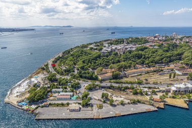 İstanbul, Türkiye - 9 Haziran 2013; İstanbul hava fotoğrafı, helikopterden 1500 feet uzakta. Helikopterden Tarihi Yarımada, Topkapı Sarayı, Gülhane Parkı, Ayasofya, Mavi Cami ve Marmara Denizi manzarası.