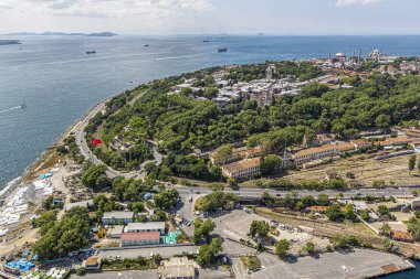 İstanbul, Türkiye - 9 Haziran 2013; İstanbul hava fotoğrafı, helikopterden 1500 feet uzakta. Helikopterden Tarihi Yarımada, Topkapı Sarayı, Gülhane Parkı, Ayasofya, Mavi Cami ve Marmara Denizi manzarası.