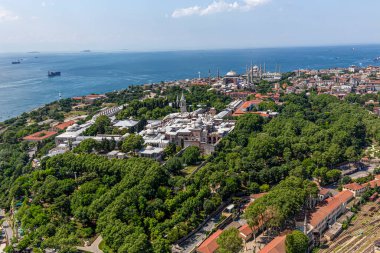 İstanbul, Türkiye - 9 Haziran 2013; İstanbul hava fotoğrafı, helikopterden 1500 feet uzakta. Helikopterden Tarihi Yarımada, Topkapı Sarayı, Gülhane Parkı, Ayasofya, Mavi Cami ve Marmara Denizi manzarası.