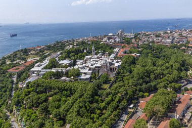 İstanbul, Türkiye - 9 Haziran 2013; İstanbul hava fotoğrafı, helikopterden 1500 feet uzakta. Helikopterden Tarihi Yarımada, Topkapı Sarayı, Gülhane Parkı, Ayasofya, Mavi Cami ve Marmara Denizi manzarası.