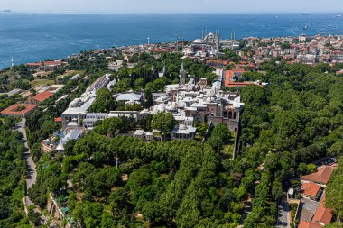 İstanbul, Türkiye - 9 Haziran 2013; İstanbul hava fotoğrafı, helikopterden 1500 feet uzakta. Helikopterden Tarihi Yarımada, Topkapı Sarayı, Gülhane Parkı, Ayasofya, Mavi Cami ve Marmara Denizi manzarası.