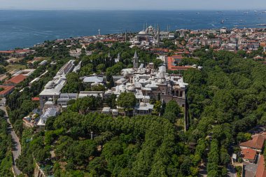 İstanbul, Türkiye - 9 Haziran 2013; İstanbul hava fotoğrafı, helikopterden 1500 feet uzakta. Helikopterden Tarihi Yarımada, Topkapı Sarayı, Gülhane Parkı, Ayasofya, Mavi Cami ve Marmara Denizi manzarası.