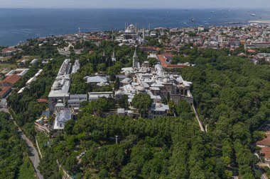 İstanbul, Türkiye - 9 Haziran 2013; İstanbul hava fotoğrafı, helikopterden 1500 feet uzakta. Helikopterden Tarihi Yarımada, Topkapı Sarayı, Gülhane Parkı, Ayasofya, Mavi Cami ve Marmara Denizi manzarası.