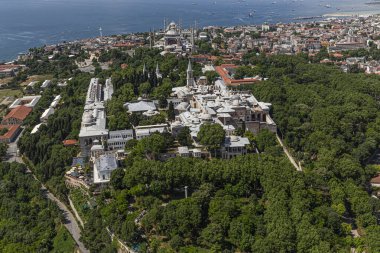 İstanbul, Türkiye - 9 Haziran 2013; İstanbul hava fotoğrafı, helikopterden 1500 feet uzakta. Helikopterden Tarihi Yarımada, Topkapı Sarayı, Gülhane Parkı, Ayasofya, Mavi Cami ve Marmara Denizi manzarası.