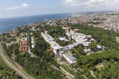 İstanbul, Türkiye - 9 Haziran 2013; İstanbul hava fotoğrafı, helikopterden 1500 feet uzakta. Helikopterden Tarihi Yarımada, Topkapı Sarayı, Gülhane Parkı, Ayasofya, Mavi Cami ve Marmara Denizi manzarası.