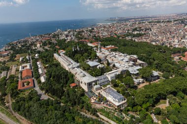 İstanbul, Türkiye - 9 Haziran 2013; İstanbul hava fotoğrafı, helikopterden 1500 feet uzakta. Helikopterden Tarihi Yarımada, Topkapı Sarayı, Gülhane Parkı, Ayasofya, Mavi Cami ve Marmara Denizi manzarası.