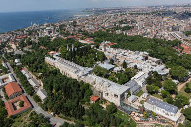 İstanbul, Türkiye - 9 Haziran 2013; İstanbul hava fotoğrafı, helikopterden 1500 feet uzakta. Helikopterden Tarihi Yarımada, Topkapı Sarayı, Gülhane Parkı, Ayasofya, Mavi Cami ve Marmara Denizi manzarası.
