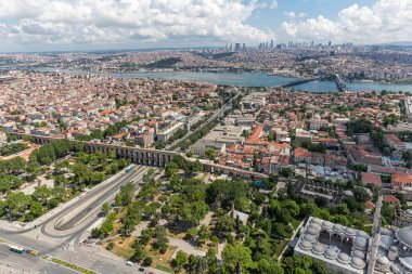 İstanbul Manzarası helikopterden (hava fotoğrafı). Bozdogan Aqueduct - Valens Aqueduct / Fatih İstanbul, Türkiye.