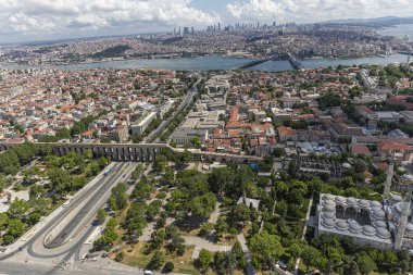 İstanbul Manzarası helikopterden (hava fotoğrafı). Bozdogan Aqueduct - Valens Aqueduct / Fatih İstanbul, Türkiye.