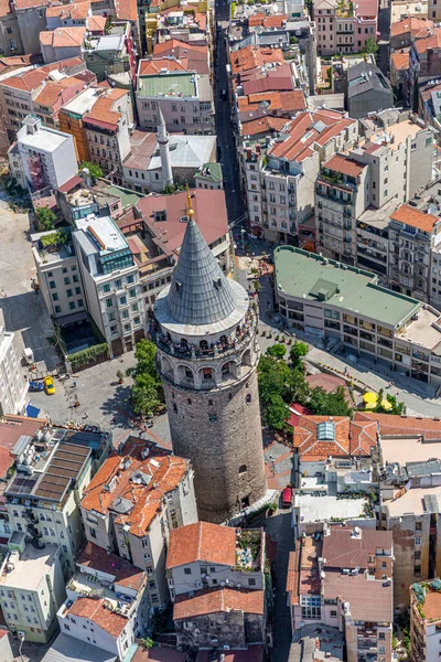 İstanbul, Türkiye - 9 Haziran 2013; İstanbul hava fotoğrafı, helikopterden 1500 feet uzakta. Helikopterden Tarihi Yarımada, Topkapı Sarayı, Gülhane Parkı, Ayasofya, Mavi Cami ve Marmara Denizi manzarası.