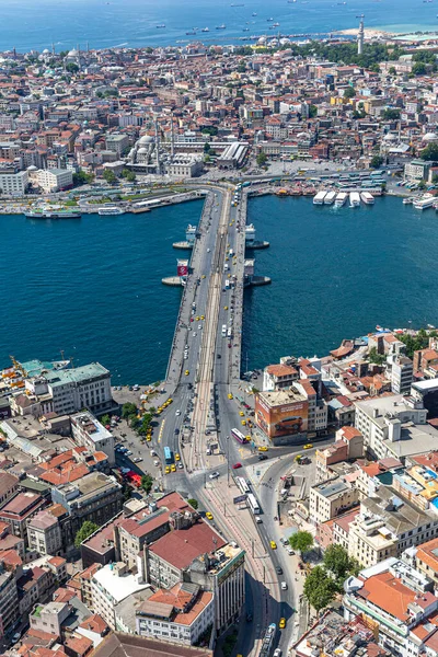 İstanbul, Türkiye - 9 Haziran 2013; İstanbul hava fotoğrafı, helikopterden 1500 feet uzakta. Helikopterden Tarihi Yarımada, Topkapı Sarayı, Gülhane Parkı, Ayasofya, Mavi Cami ve Marmara Denizi manzarası.