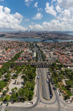 İstanbul Manzarası helikopterden (hava fotoğrafı). Bozdogan Aqueduct - Valens Aqueduct / Fatih İstanbul, Türkiye.