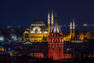 İstanbul, Türkiye 'de akşam saatlerinde Galata Kulesi ve Süleyman Camii ile Marmara Denizi arka planda.