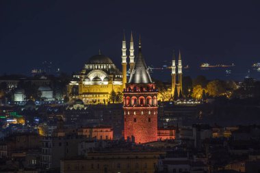 İstanbul, Türkiye 'de akşam saatlerinde Galata Kulesi ve Süleyman Camii ile Marmara Denizi arka planda.